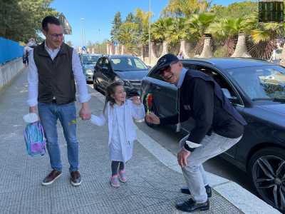Ed ecco arrivare Martina, di 5 anni, accompagnata dal pap�